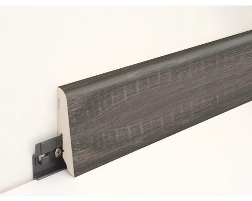 Holzfußleiste mit Clipmontage an einer Wand