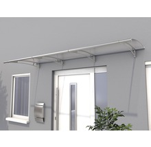 Haustürvordach aus Polycarbonat und Metall an einer Hauswand montiert.