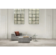 Helles Wohnzimmer mit modularem Sofa, Beistelltisch und großen Fenstern