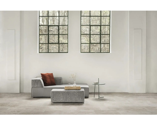 Helles Wohnzimmer mit modularem Sofa, Beistelltisch und großen Fenstern