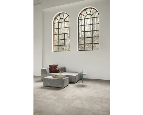 Heller Raum mit Sofa, Tisch und großen Fenstern