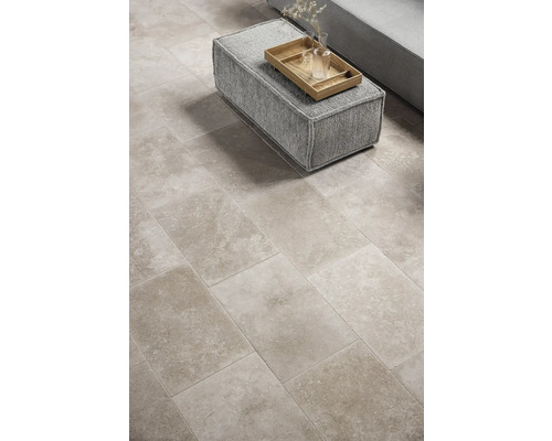 Boden mit rechteckigen Fliesen, Sitzhocker mit Tablett