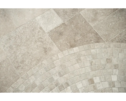 Bodenfliesen aus Travertin und Mosaikfliesen, Nahaufnahme