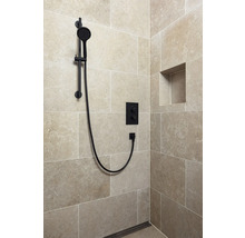 Dusche mit schwarzer Duschstange, Armatur und Ablagefach