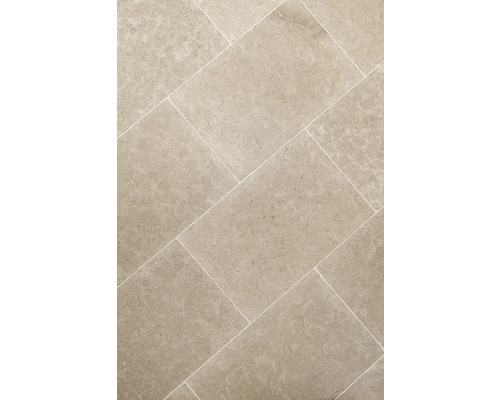 Rechteckige Bodenfliesen aus Stein verlegt im Fischgrätmuster