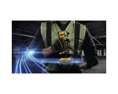 Eine Person hält einen gelben DeWalt Akku-Schlagschrauber.