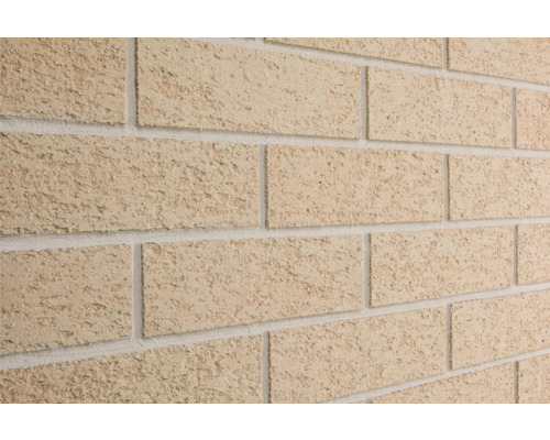 Harz Riemchen Elabrick Napoli 7,1x24,0 cm beige Nahaufnahme einer Mauer aus Verblendsteinen