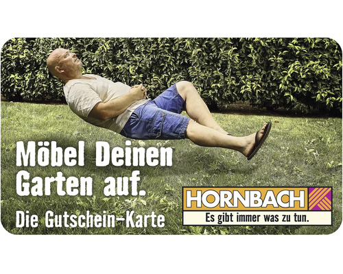 Hornbach Gutscheinkarte zum Aufmöbeln des Gartens mit Mann in Gartenlandschaft