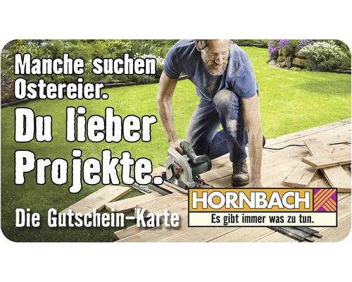Hornbach Gutscheinkarte mit Mann, der Holz im Garten sägt.