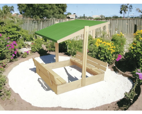 Sandkasten mit Überdachung und Bänken im Garten