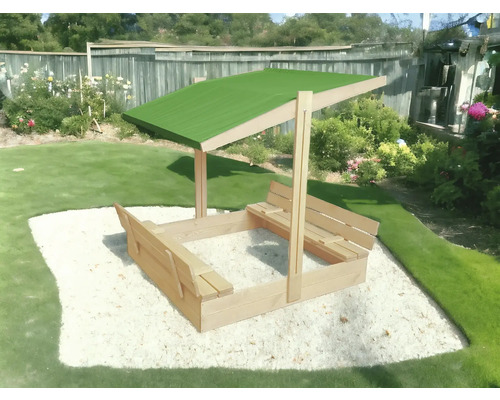 Sandkasten mit Dach und Sitzbänken im Garten