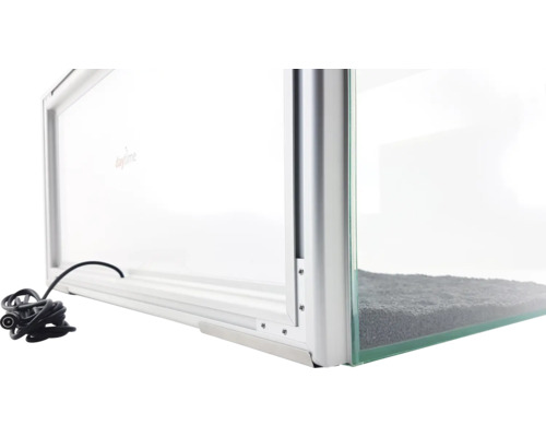 Leeres Aquarium mit silberfarbenem Rahmen und schwarzem Kabel