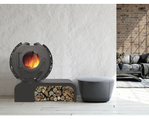 Kaminofen mit Holzfach und Sitzhocker in einem Wohnraum mit Ziegelwand