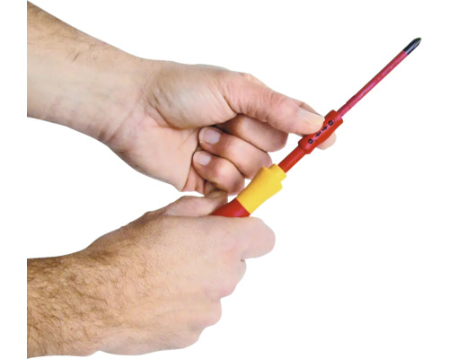 Hand hält Schraubendreher