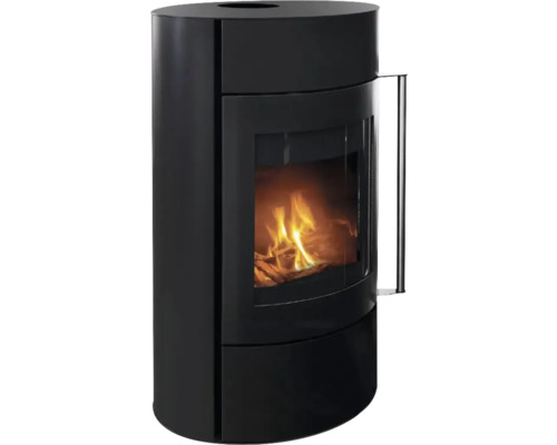 Schwarzer Kaminofen mit Glasfenster und brennendem Holz