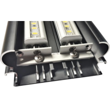 Detailaufnahme einer LED-Leuchte in einem Aluminiumprofil mit Befestigungsmaterial