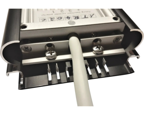 Detailansicht eines LED-Treibers mit Kabelanschluss.