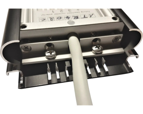 Detailansicht eines LED-Treibers mit Kabelanschluss