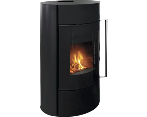 Schwarzer Kaminofen mit Glasfenster und brennendem Holz
