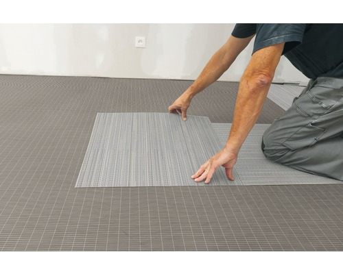 Verlegen von selbstklebenden Vinyl-Fliesen auf einem Boden