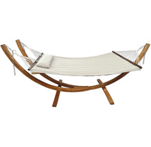 Freistehende Hängematte mit Holzgestell und Kissen für den Garten