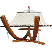 Hängematte mit Holzgestell und weißem Tuch