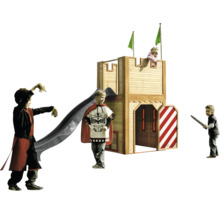 Holzburg mit Rutsche und spielenden Kindern
