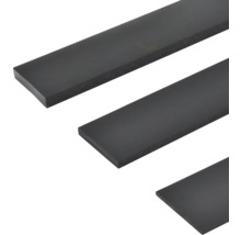 Drei schwarze Flachstahlstangen