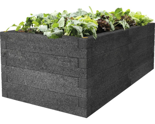 Hochbeet aus recyceltem Material mit Bepflanzung