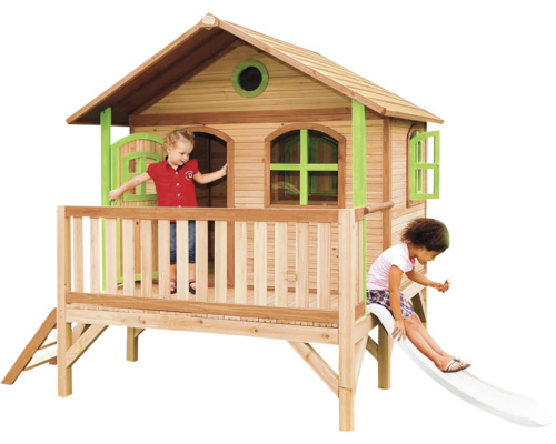 Holzspielhaus mit Rutsche und zwei Kindern