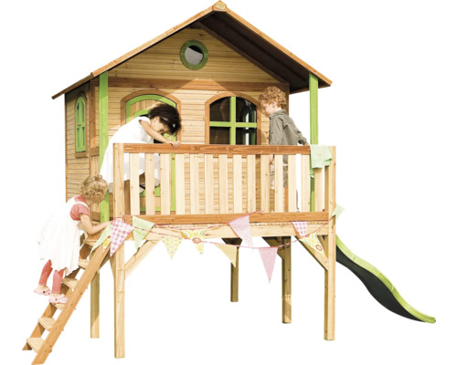 Holzspielhaus mit Rutsche und Kindern