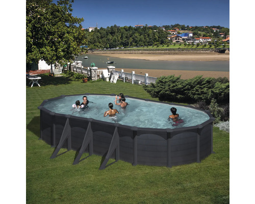 Ovaler Stahlwandpool im Garten mit spielenden Personen