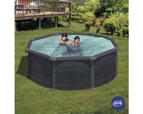 Achteckiger Pool im Garten mit zwei Personen und Gre Logo.