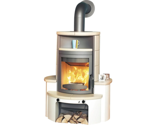 Kaminofen mit Holzfach und brennendem Feuer