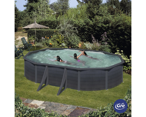 Aufstellpool aus Holz im Garten mit schwimmenden Personen