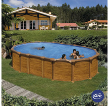 Ovaler Swimmingpool im Garten mit badenden Personen