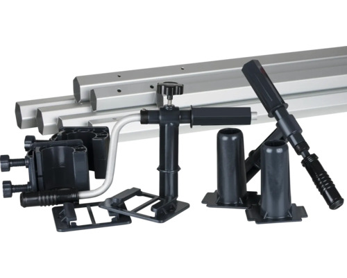 Zubehör für Fliesenschneider bestehend aus Schienen, Winkeln, Anschlägen und Füßen.