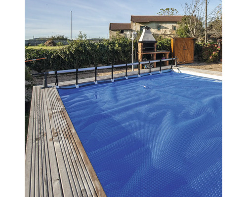 Schwimmbecken mit Poolabdeckung im Garten