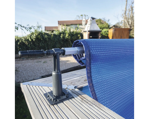Aufroller für Poolabdeckung auf Holzdeck