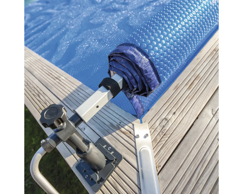 Aufrollvorrichtung für Poolabdeckung auf Holzterrasse