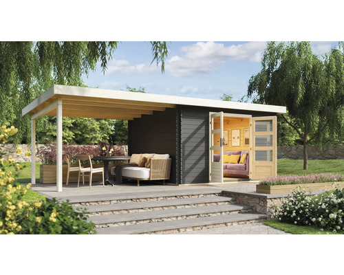 Gartenhaus mit Terrasse, Sitzgruppe und Blumenkästen im Garten.