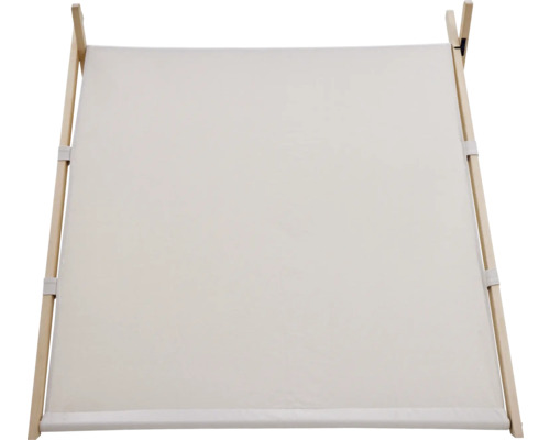 Leeres Spielzelt aus Holz und Stoff