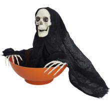 Dekorativer Sensenmann mit Kapuze in einer Schale für Halloween