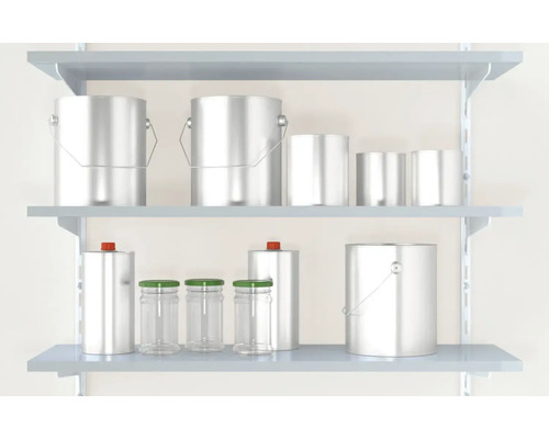 Regal mit Farbdosen und Einmachgläsern