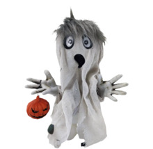 Dekorativer Halloween Geist mit Kürbis in der Hand.
