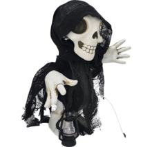Dekorative Sensenmannfigur mit Kapuze und Laterne für Halloween