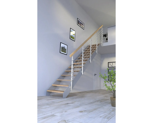 Treppe mit Holzstufen und Edelstahlgeländer in modernem Wohnraum.