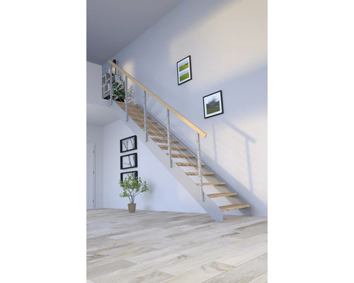 Innenraum mit Treppe, Holzstufen und Edelstahlgeländer