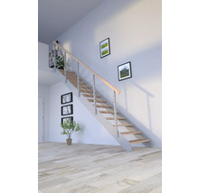 Treppe mit Holzstufen und Edelstahlgeländer in einem hellen Raum.