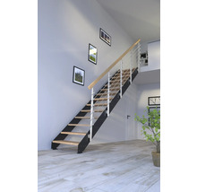 Treppe mit Holzstufen, Metallrahmen und Geländer im Innenraum